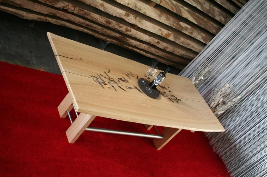 Baumtisch Esstisch Esche mit Naturbaumkante im Landhausstil