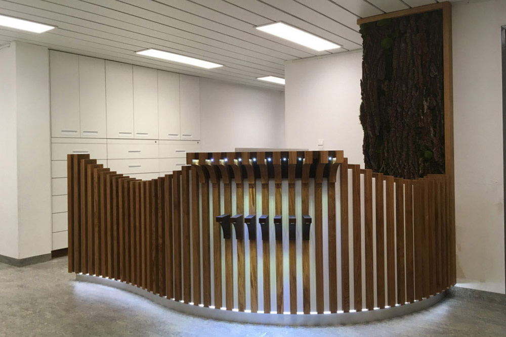 Empfangstresen Praxis Kieferorthopädie Massivholz LED Licht