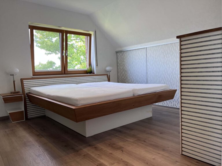 Schlafzimmer Einrichtung mit schwebenden Massivholzbett