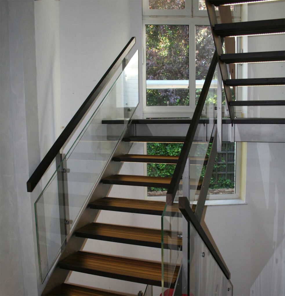 Treppe Glas Edelstahl Eiche Massivholz