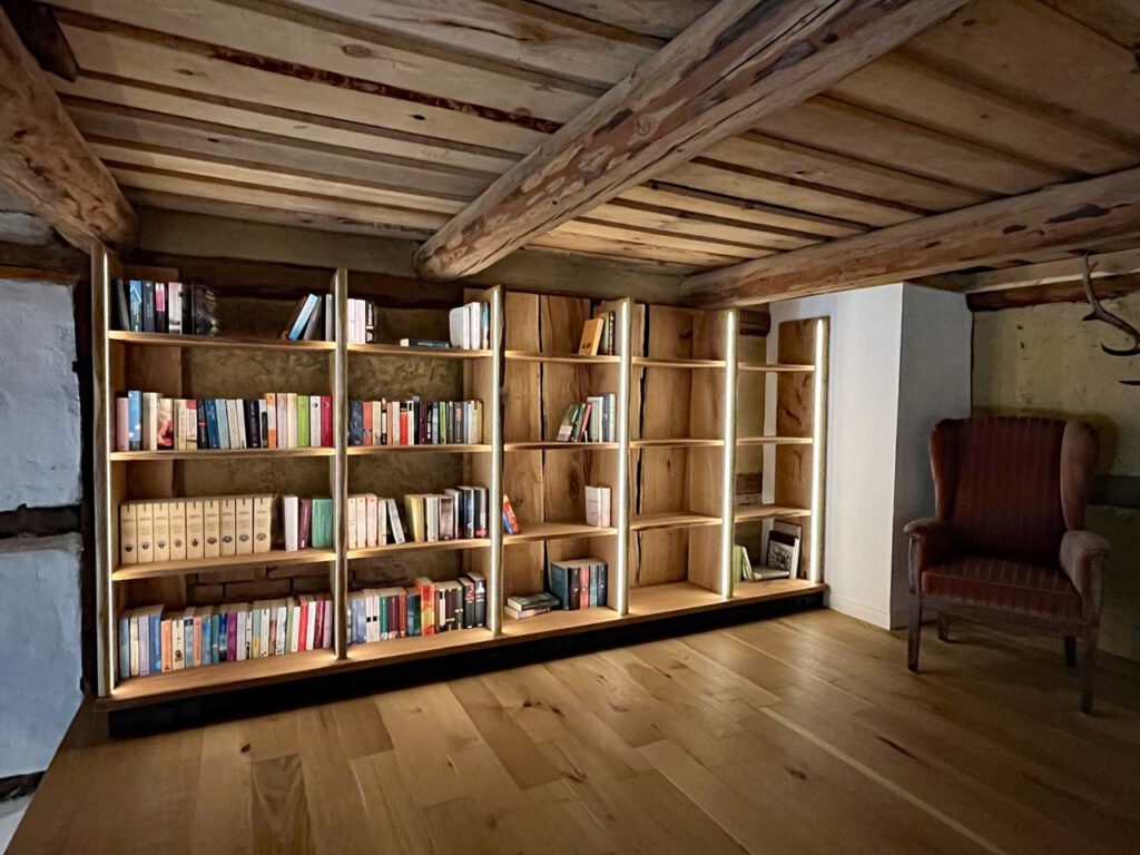 Bücherzimmer in einem denkmalgeschützten Haus