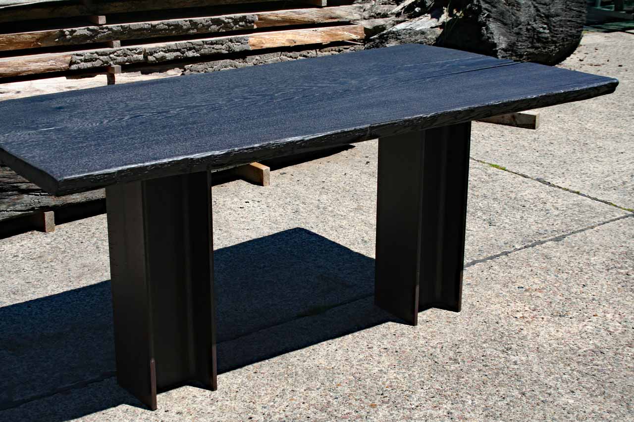 Geköhlter Monolith Tisch