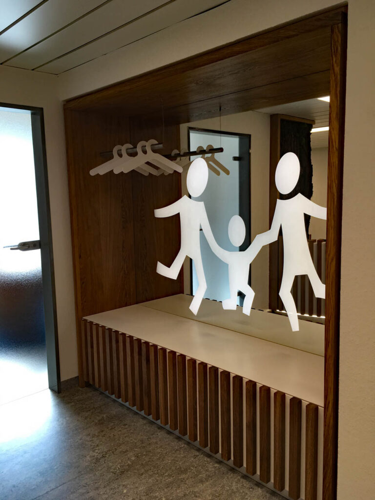 Garderobe Zahnarzt mit großem Spiegel und einer freundlichen Familie Aufkleber