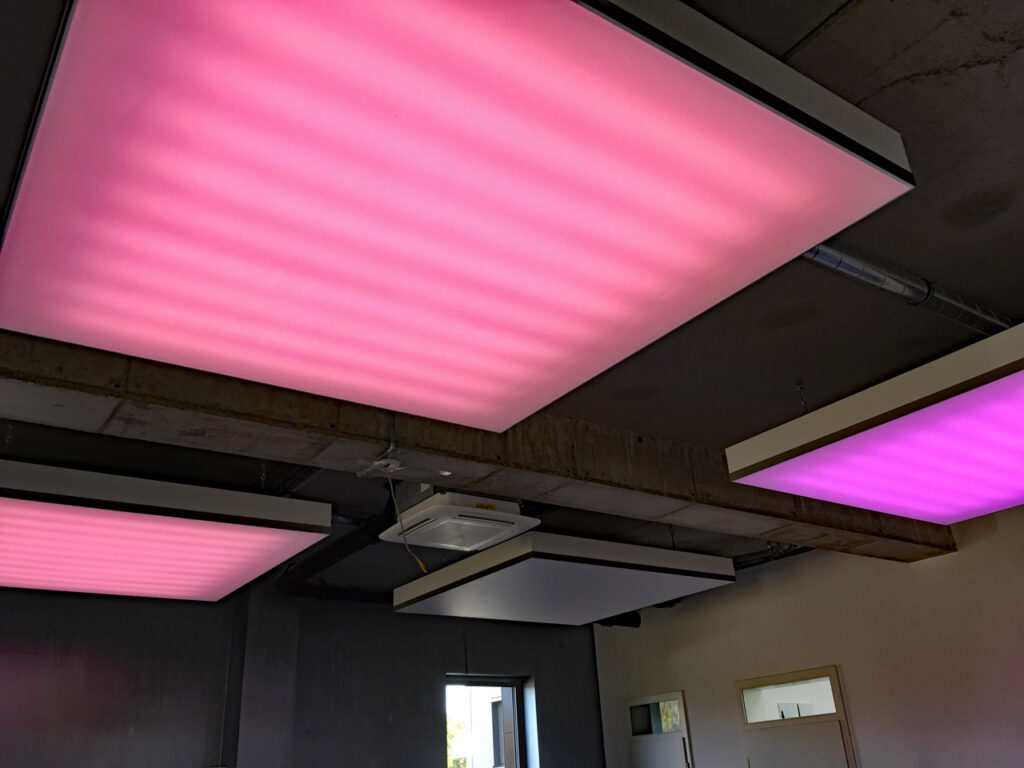Deckenleuchten LED mit eiinem Schirm in verschiedenen Farben