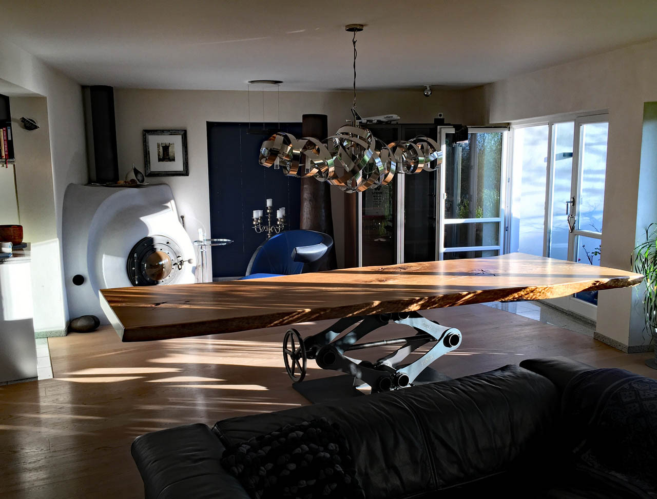 Modernes Wohnhaus mit Monolith Tisch
