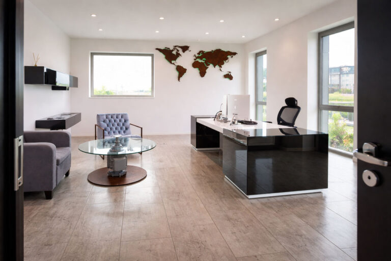 Modernes Büro mit Schreibtisch und Loungebereich