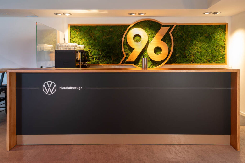 Hannover 96 Logo in einem Tresen mit Grünwand Urheberrechte WESTAG AG