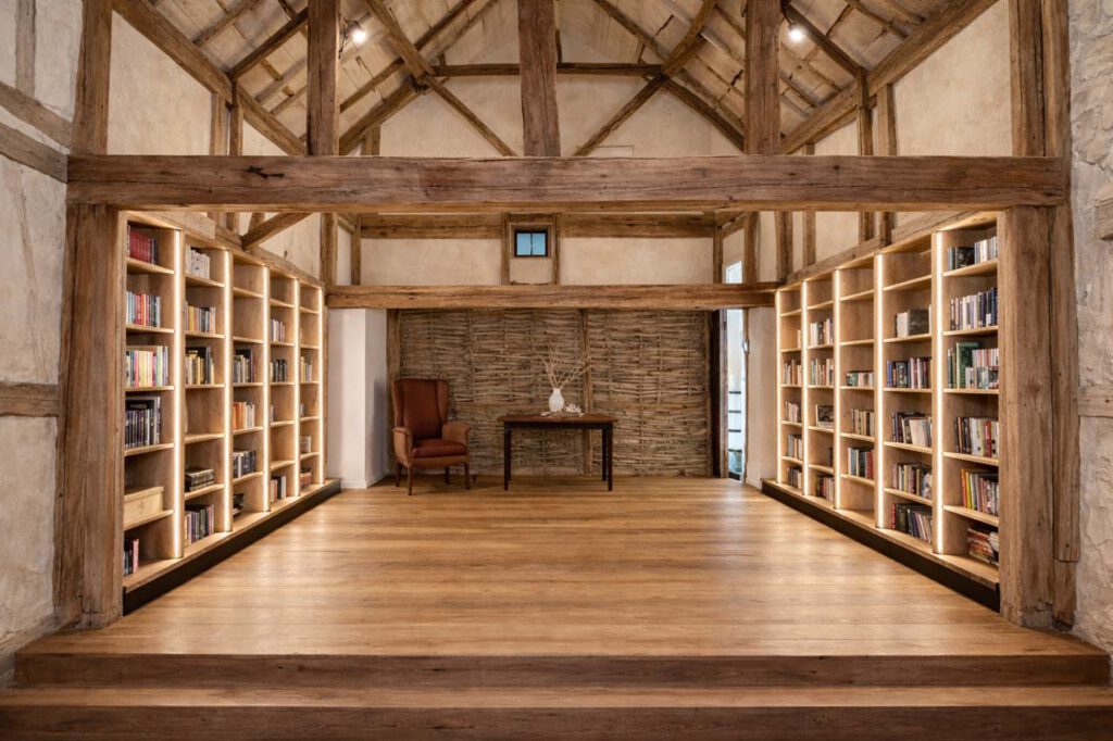 Bibliothek in einem historischen Fachwerkhaus mit kleiner Lese Ecke