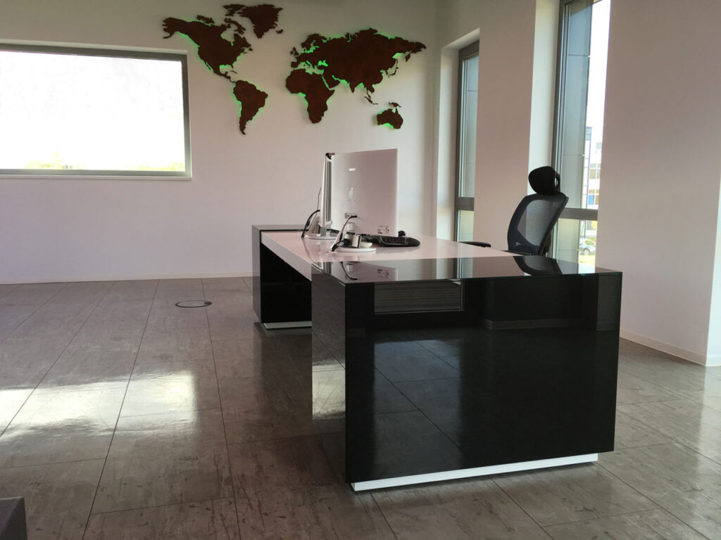 Funktioneller und hochwertiger Schreibtisch aus HiMacs, Glas und Edelstahl