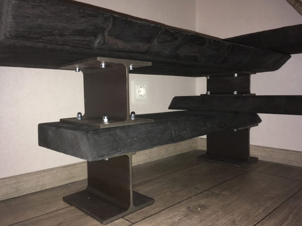 schwarz geköhlte Garderobe im Yakisugi Stil