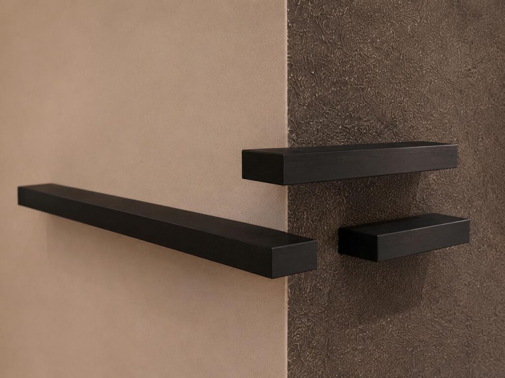 Feine elegante Wandregale in schwarz geköhltem Holz