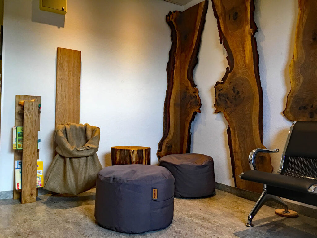 Holzkunst als Natur und Ruhe im Wartebereich einer Praxis