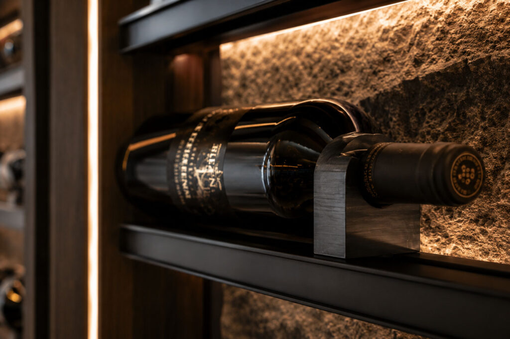 Weinraum hochwertig mit einer besonderen Weinkeller Atmosphöre und eleganten Flaschenhaltern