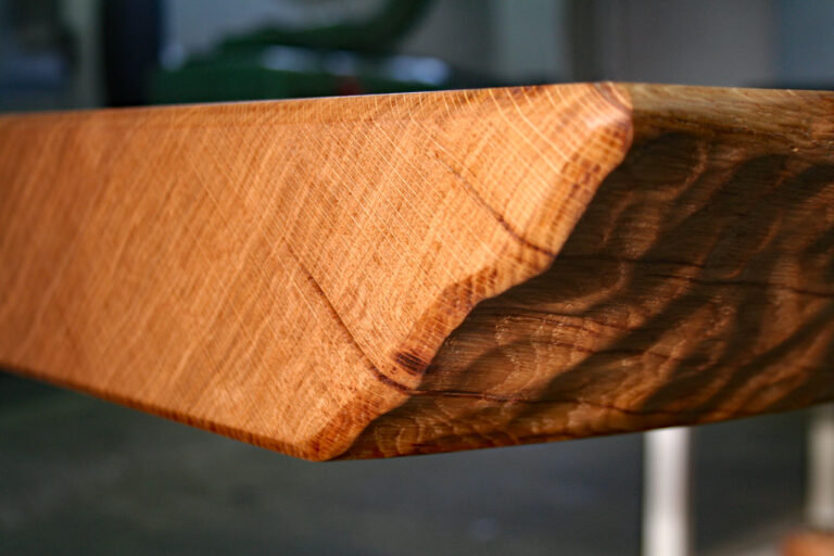Tischkante Eiche Monolith Tisch Detailaufnahme für Materialien