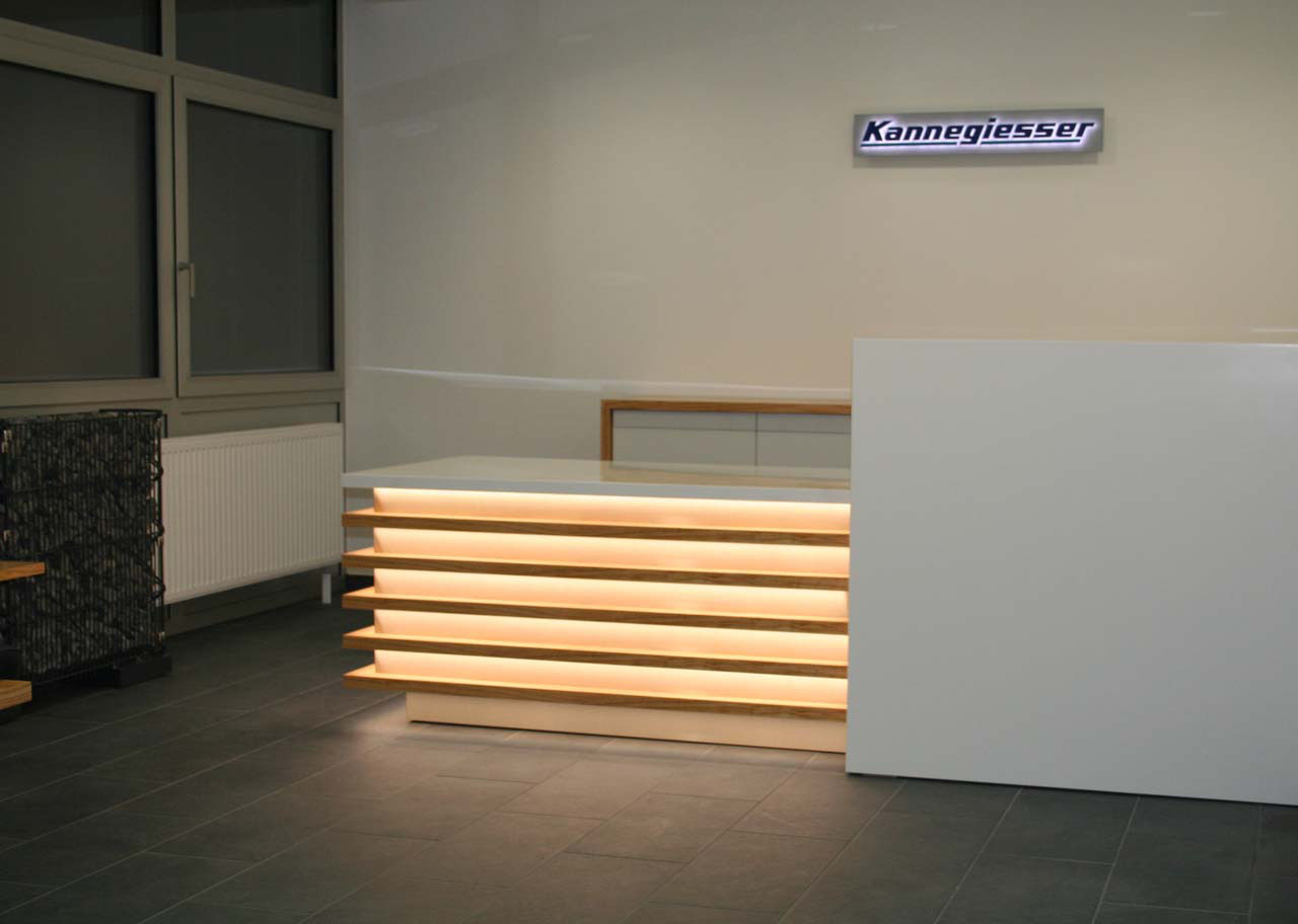 Empfangsbereich mit LED Lichtern bei Herbert Kannegiesser Sarsetedt