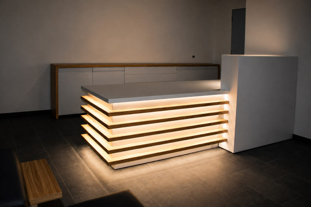Maßgefertigter Empfangstresen für Unternehmen im Raum Hannover mit integrierter LED-Beleuchtung und modernem Design.