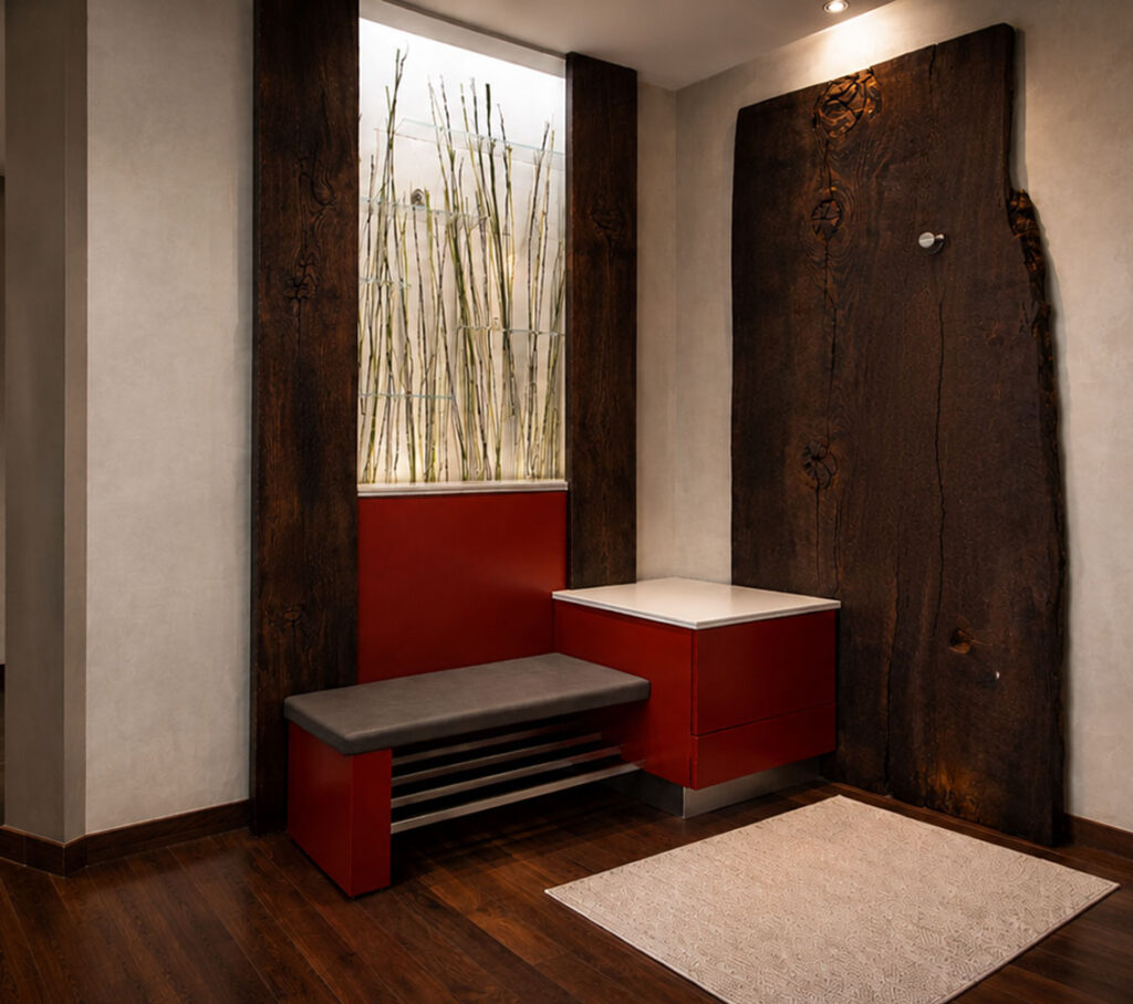 Garderobe mit seltener Mooreichenbohle im Interior Design