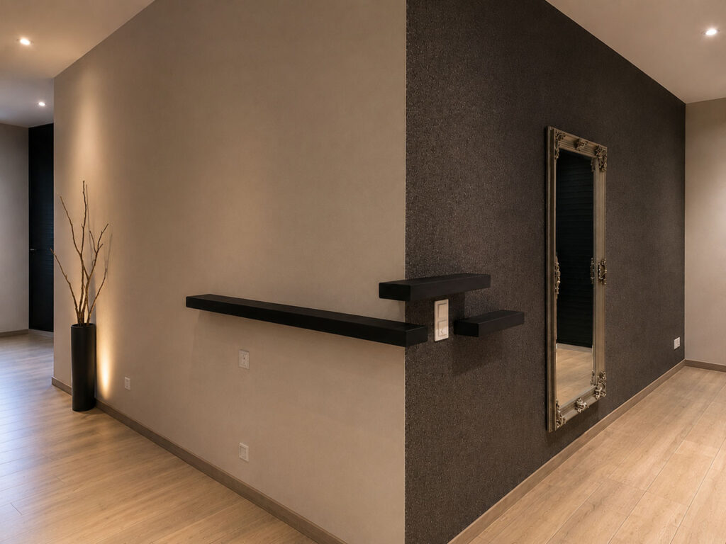 Minimalistische Wandablagen aus geköhltem Holz im modernen Flurbereich eines Einfamilienhauses bei Hannover
