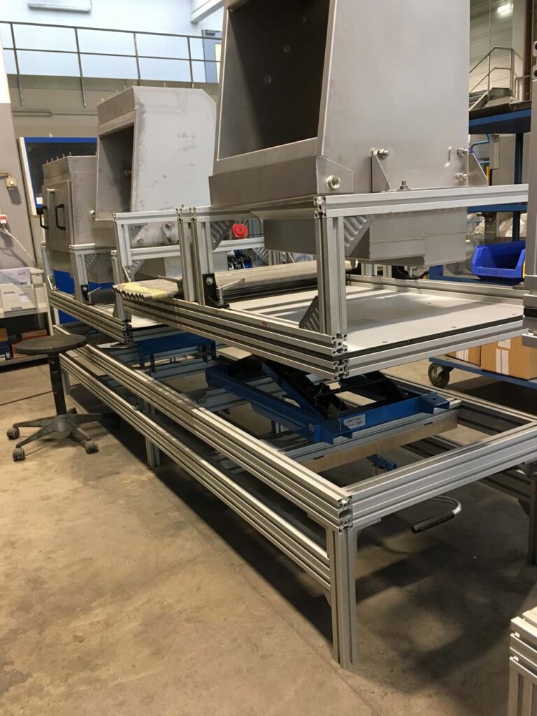 Technische Detailansicht eines höhenverstellbaren Montagearbeitsplatzes mit Hubsystem