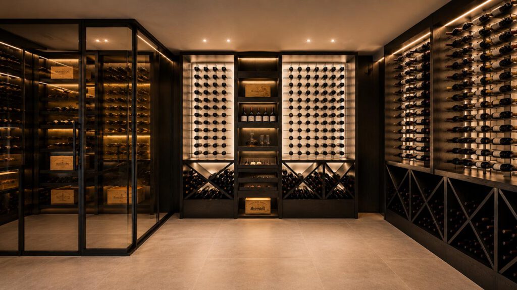Exklusive Weinwand mit integrierter LED-Beleuchtung und architektonisch angeordneten Weinflaschen