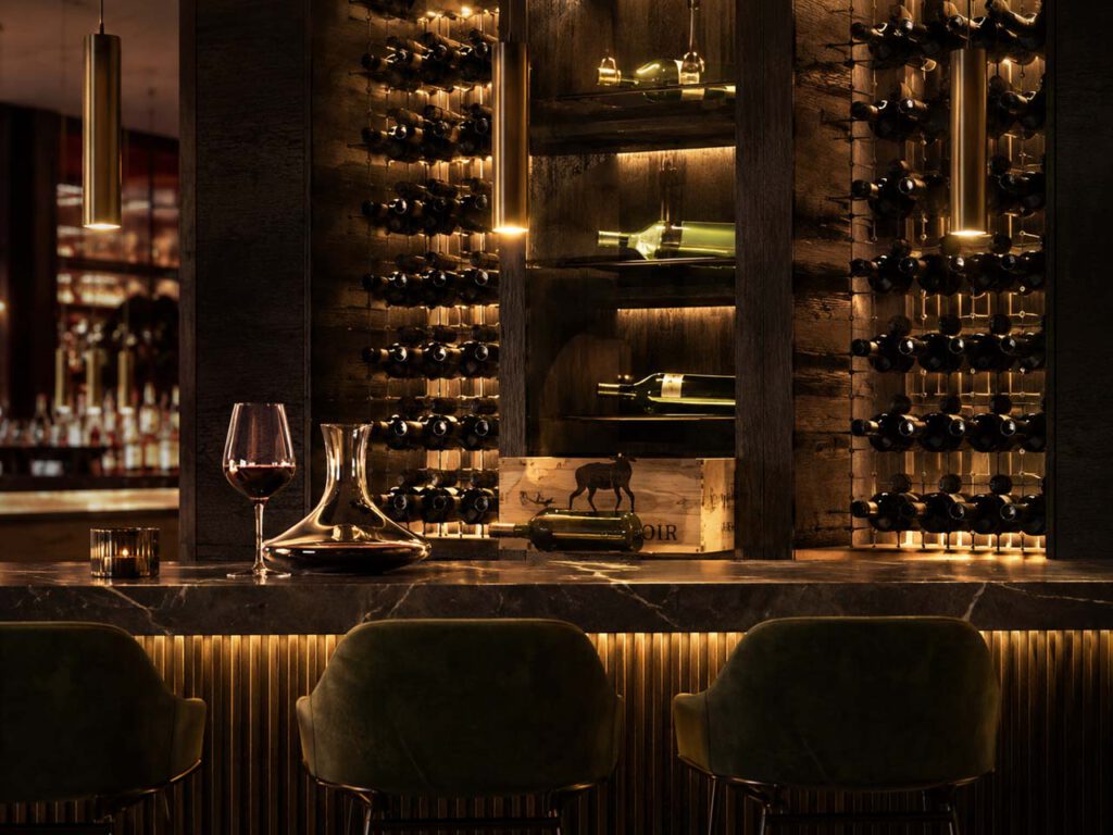 Weinraum auf Maß in gemütlicher eleganter Bar Atmosphäre für eine Privatvilla
