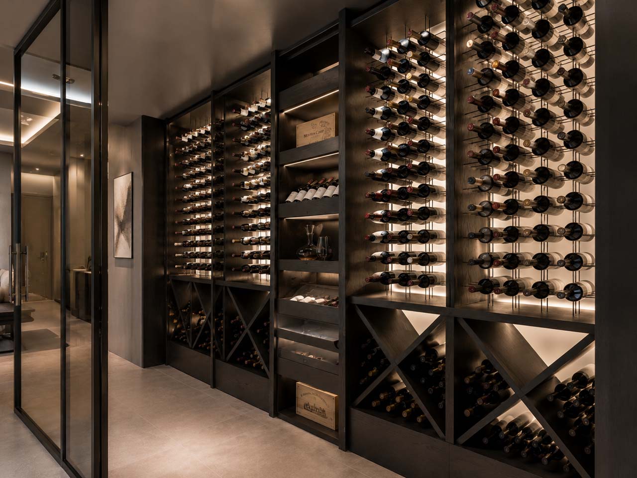 Exklusiver Weinraum mit Glasfront, Eiche massiv dunkel und Hintergrundbeleuchtung