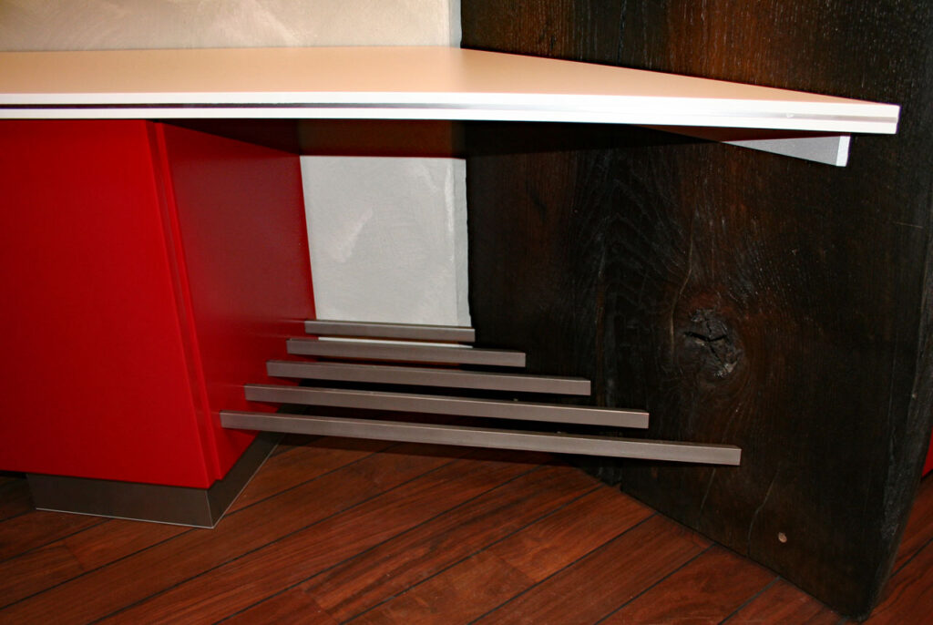 Detaillösung einer Garderobe auf Maß mit HiMacs und Mooreiche