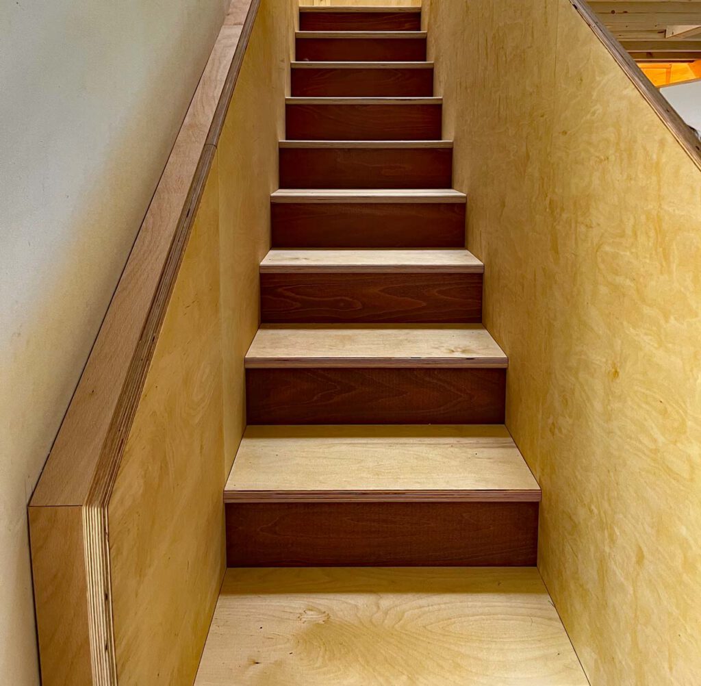 kindgerechte Treppe für den Aufstieg zum Kletterturm