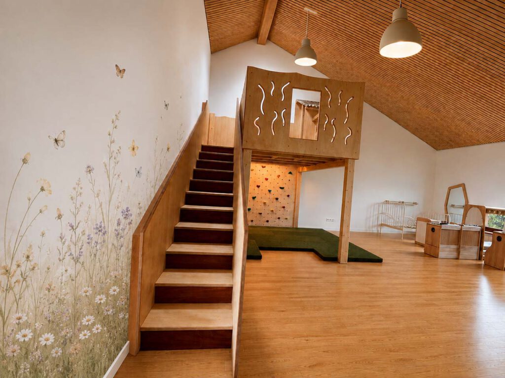 Kletterparadies mit Blumenwand für eine Kita in Hannover