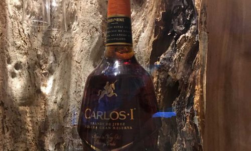 Whiskeybar in einem ausgehöhlten Baumstamm