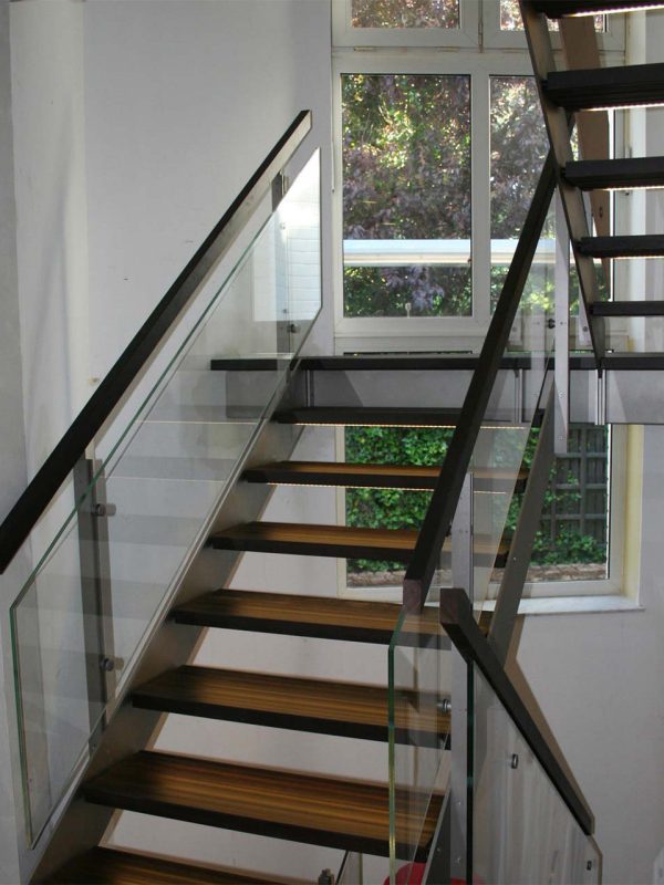 Treppe Glas Edelstahl Eiche Massivholz